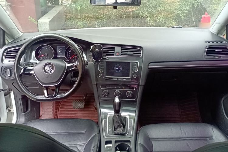 Used Volkswagen Golf 2017 230TSI Automatic Comfort Edition – Celebrating Milestone of One Million Units Center Console