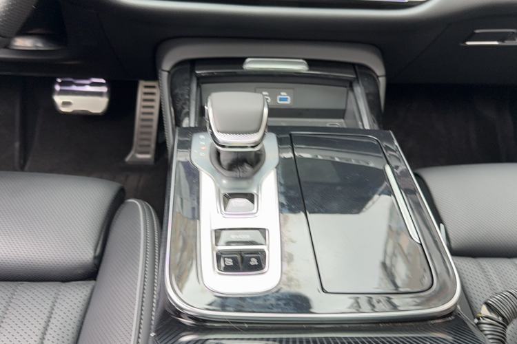 Used Hongqi H9 2025 Model Facelifted 2.0T Two-Wheel Drive Flag-Style Luxury Business Edition, 5 Seats
