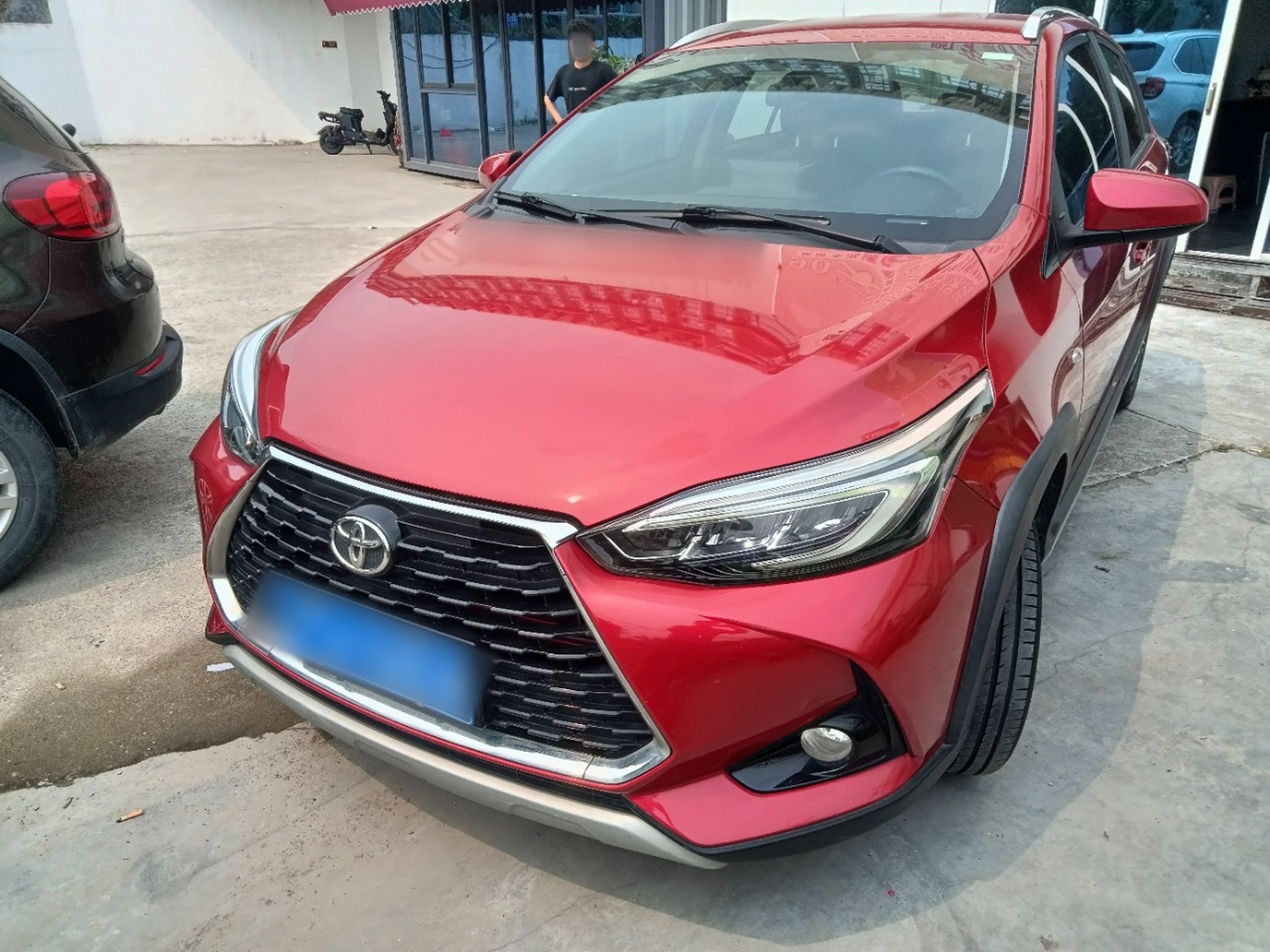 Под передней частью автомобиля