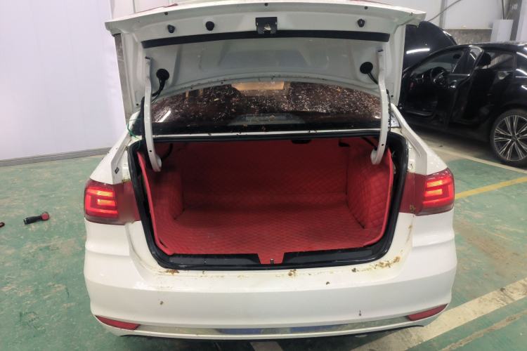 Used Volkswagen Santana 2016 1.6L Automatic Fashion Edition Trunk