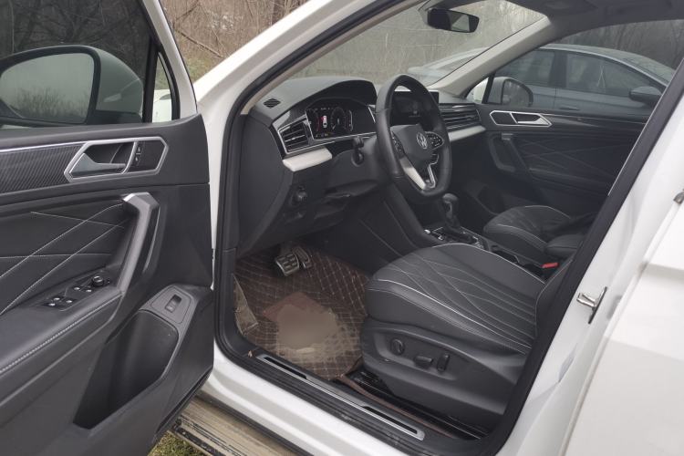 Used Volkswagen Tiguan L 2023 380TSI Automatic All-Wheel Drive R-Line Enhanced 7-Seater Driver Seat