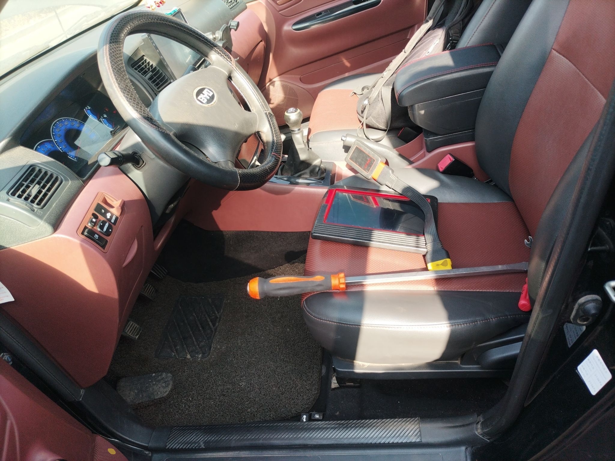 المقاعد الأمامية داخل السيارة