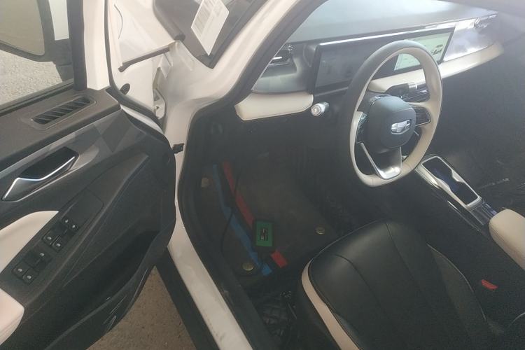 Used Geometry E Firefly 2024 401 km Fluorescent Interior 3