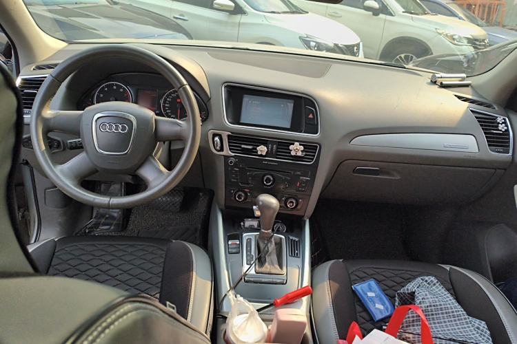 Used Audi Q5 2010 2.0TFSI Technology Edition Center Console