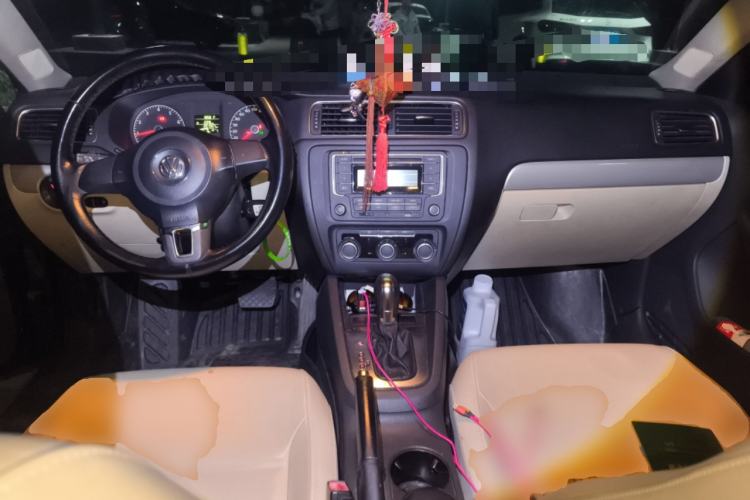 Used Volkswagen Sagitar 2014 1.6L Automatic Comfort Model Center Console