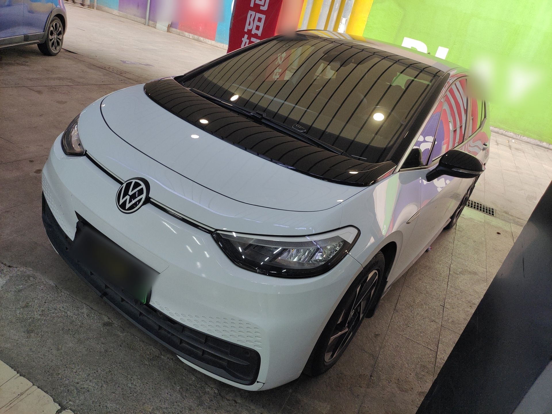 تحت مقدمة السيارة