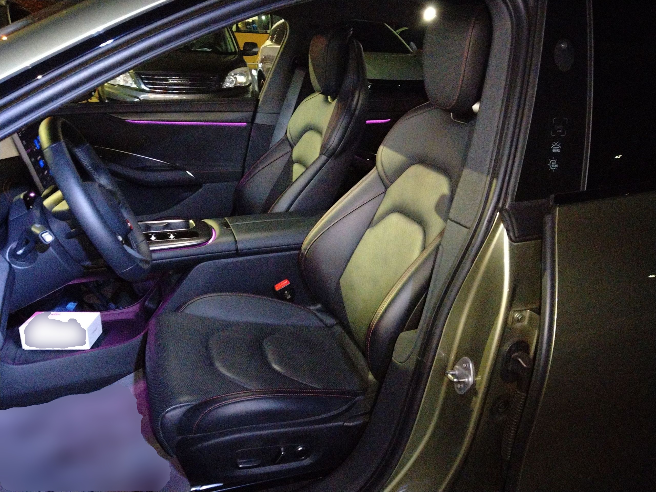 المقاعد الأمامية داخل السيارة