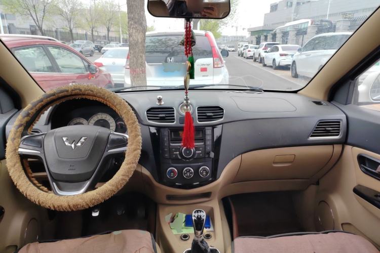 Used Wuling Hongguang 2014 1.5L S Comfort Model Center Console