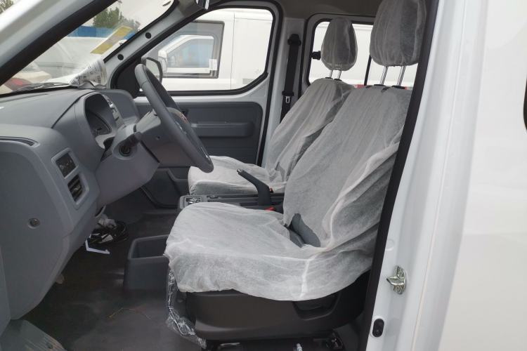 Used Wuling Yangguang 2024 300km Comfort-Grade Passenger Van 60kW Left Front Seat