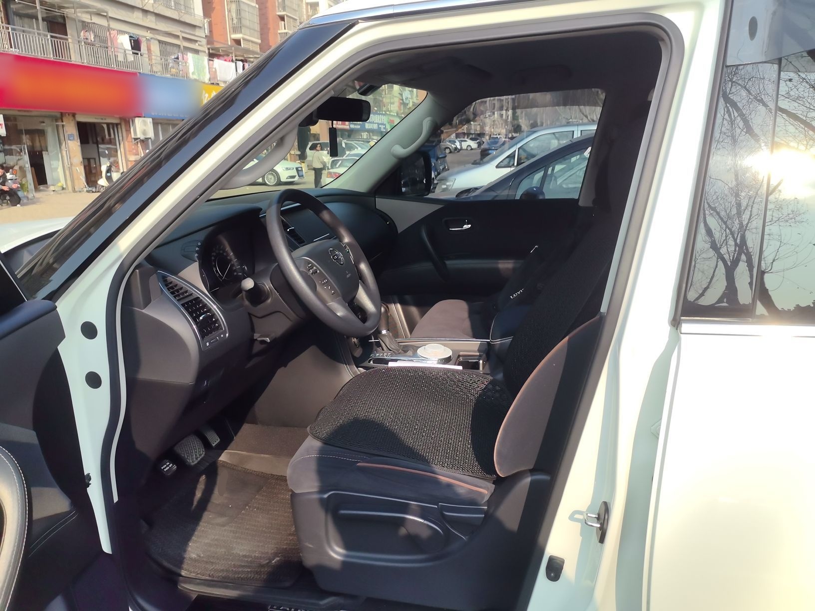 المقاعد الأمامية داخل السيارة