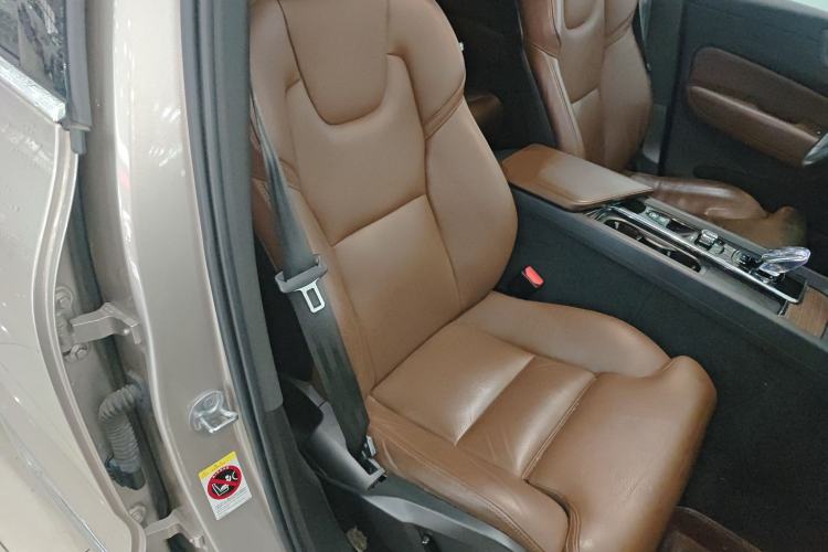 Used Volvo XC60 2023 B5 4x4 Smart Luxury Edition