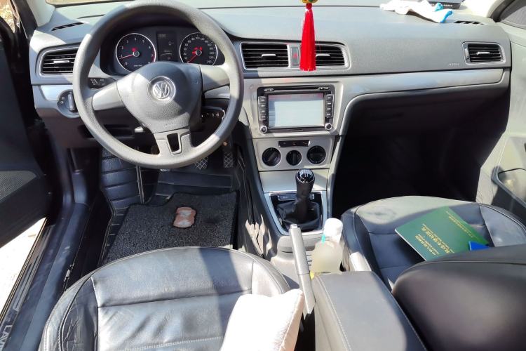 Used Volkswagen Lavida 2013 Revised Classic 1.6L Manual Fashion Edition Center Console