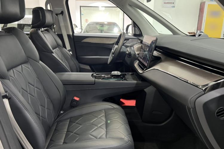 Used Volvo EM90 2025 Ultra Six-Seater
