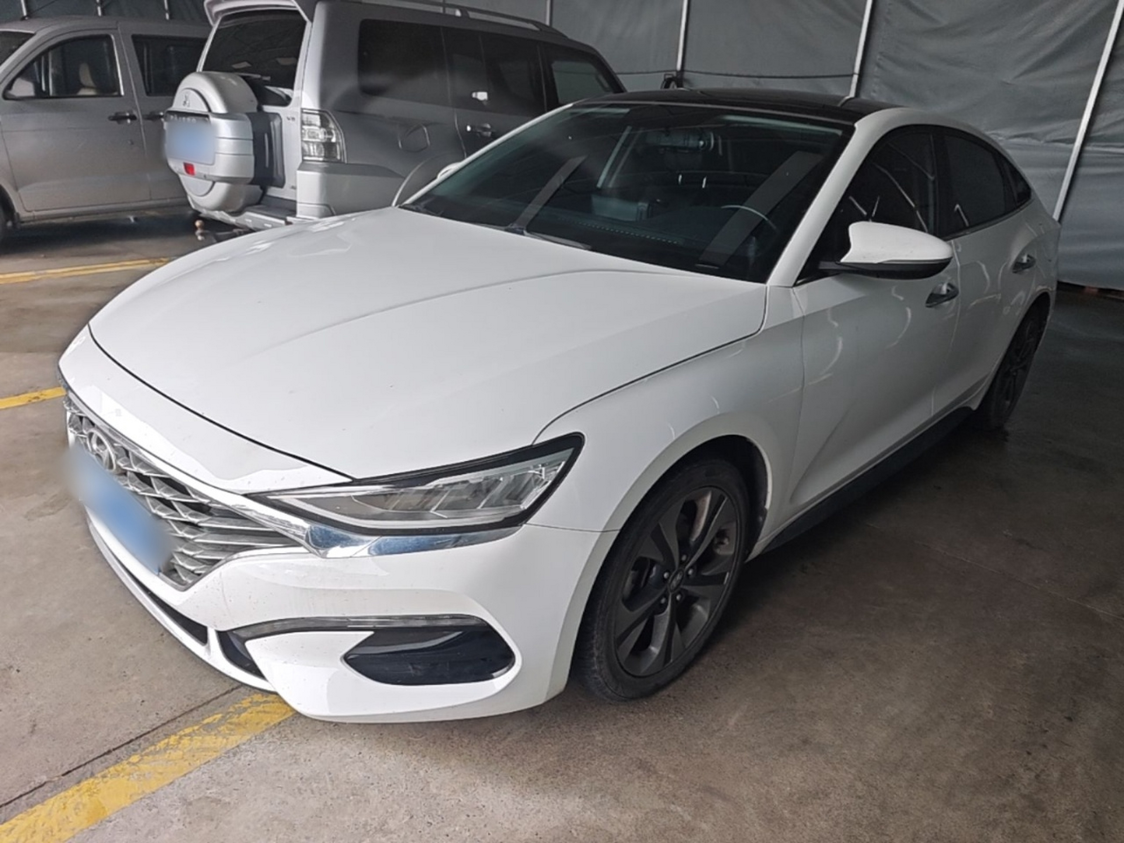 Под передней частью автомобиля