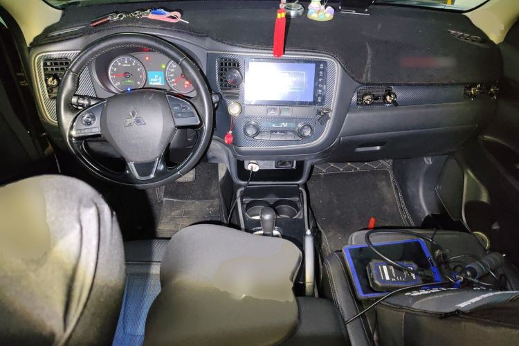 Used Mitsubishi Outlander 2017 2.0L Two-Wheel Drive Glory Edition 5 Seats Center Console