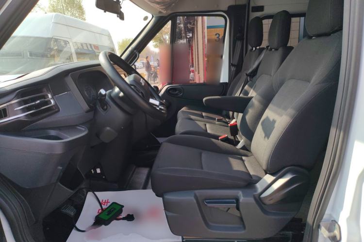 Used JMC Fushun 2025 2.0T 6MT Diesel Mid-Roof Mid-Height Commercial Multi-Purpose 7-Seater Passenger Vehicle