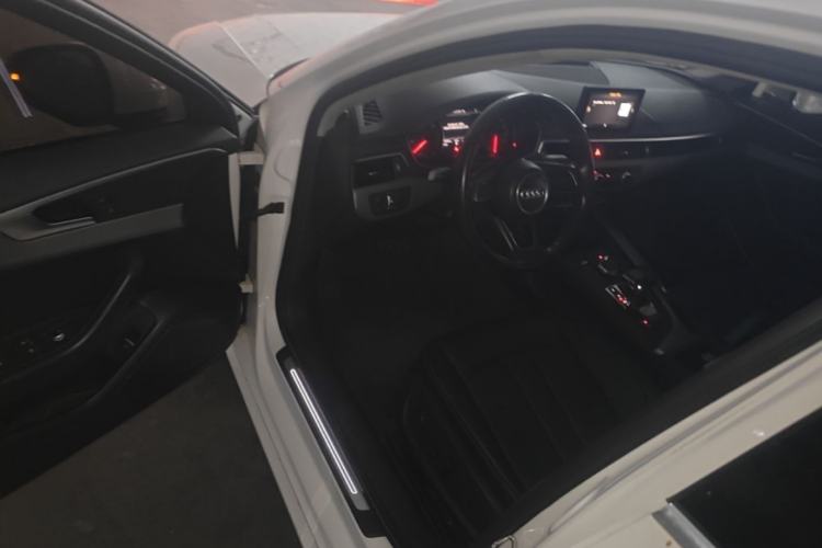 Ojetý Audi A4L 2018 30th Anniversary Edition 40 TFSI Trendy Model