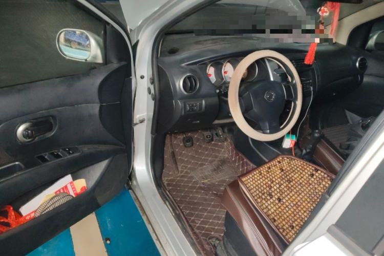 Used Nissan Livina 2010 Jingrui Edition 1.6L Manual Standard Model Driver Seat