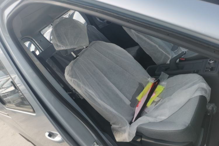 Used Wuling Yangguang 2024 300KM Comfort Version Passenger Van 75kW