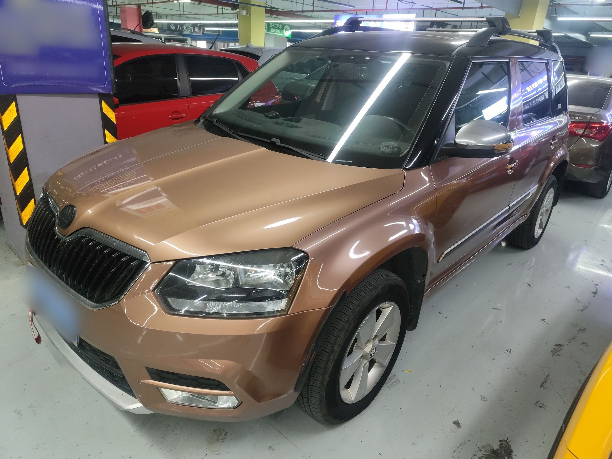 تحت مقدمة السيارة