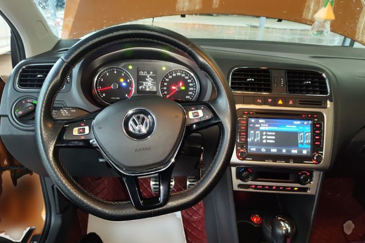 Used Volkswagen Polo 2014 1.6L Cross Polo Automatic Center Console