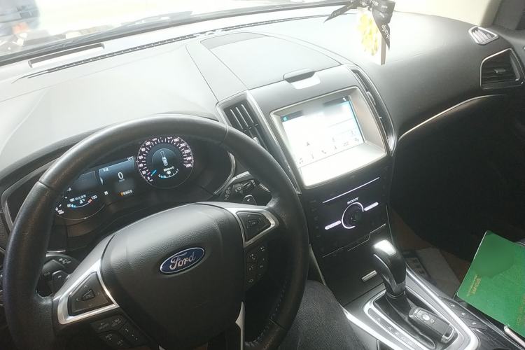 Used Ford Edge 2018 EcoBoost 245 Four-Wheel Drive Titanium 7-Seater Center Console