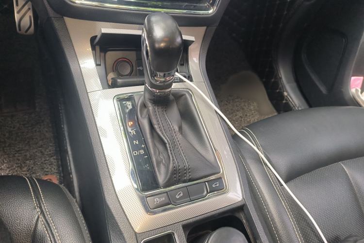 Used Roewe RX5 2018 20T Two-Wheel Drive Automatic Internet Smart Edition
