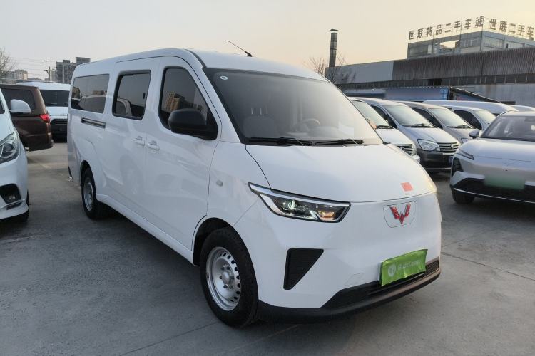 Used Wuling Yangguang 2024 300km Comfort-Grade Passenger Van 60kW
