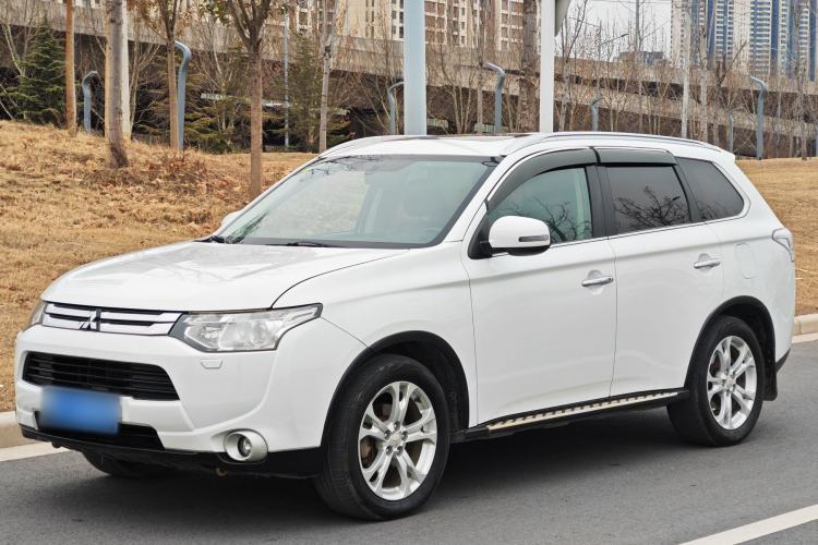 Used Mitsubishi Outlander 2014 2.4L 4x4 Deluxe Value Edition 7 Seats