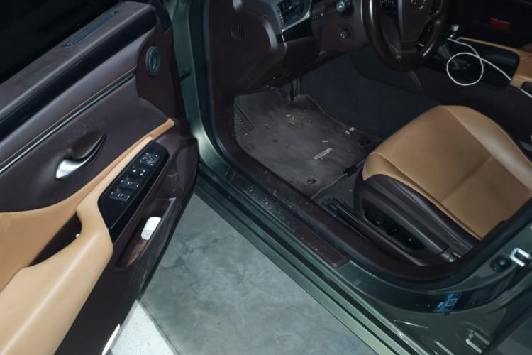 Used Lexus ES 2020 300h Premier Edition Interior 3