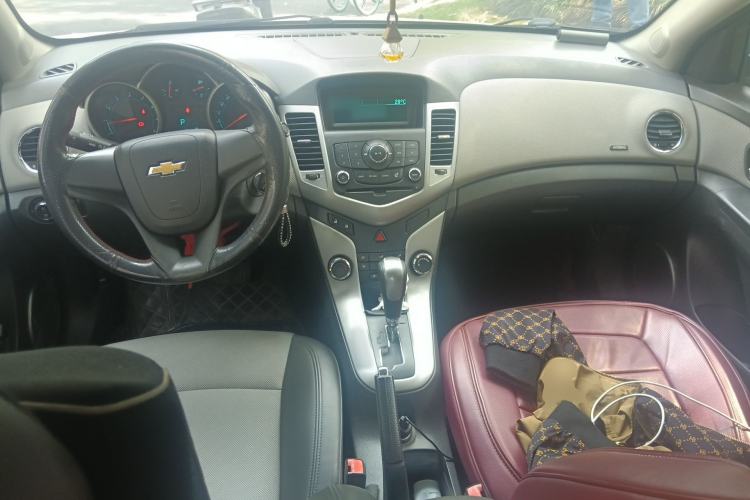 Used Chevrolet Cruze 2012 1.8L SE AT Center Console