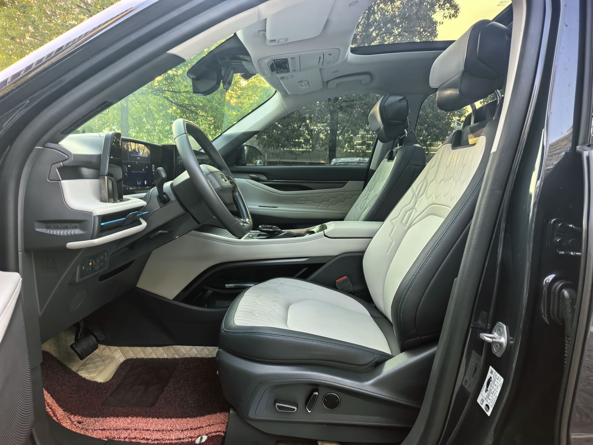 Переднее сиденье в автомобиле