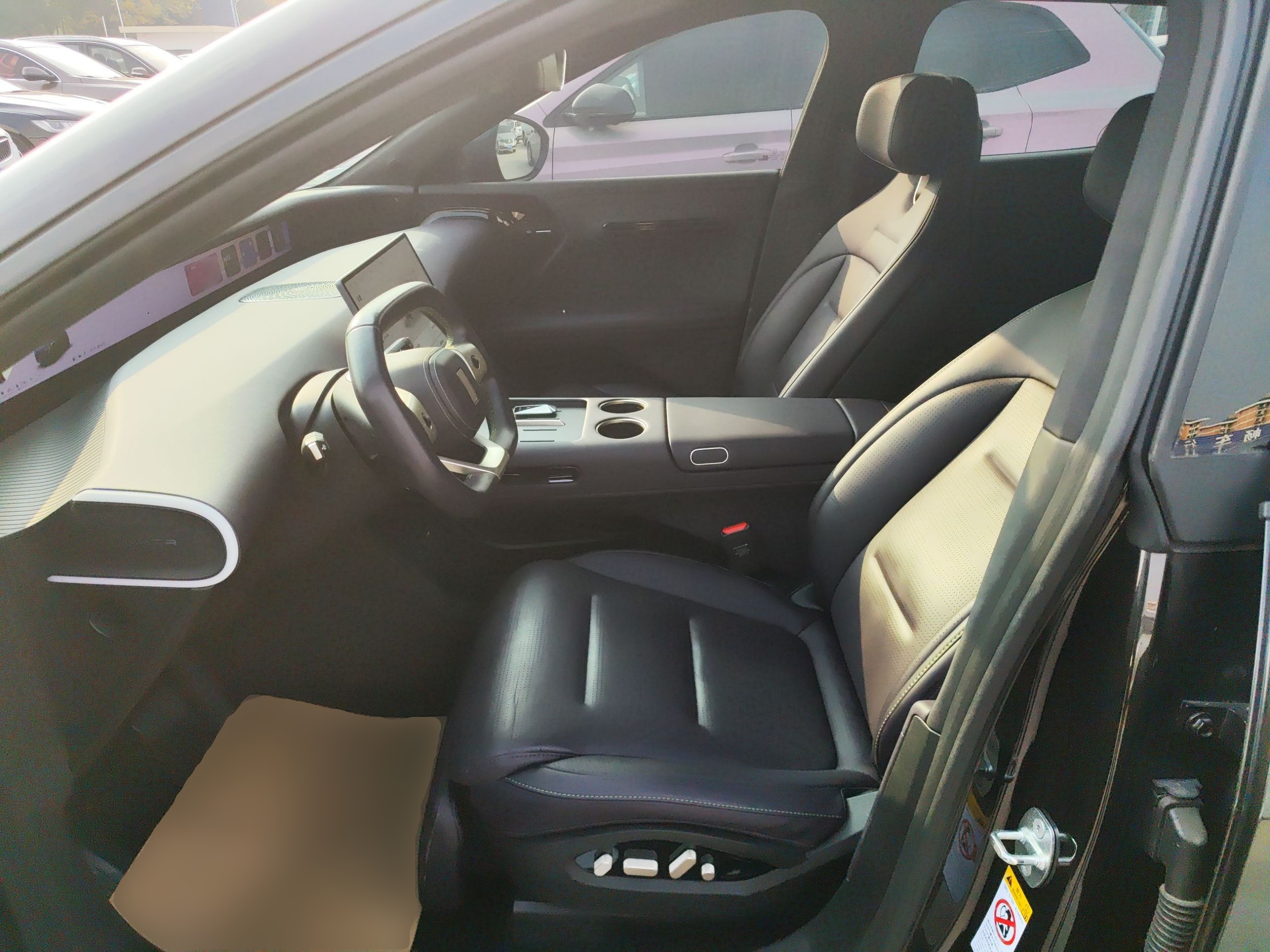 المقاعد الأمامية داخل السيارة