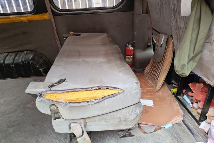 Used Dongfeng Yufeng 2015 2.5T Lingyun Edition Box Truck comes standard with the short-wheelbase mid-roof ZD25 model. Left Rear Seat