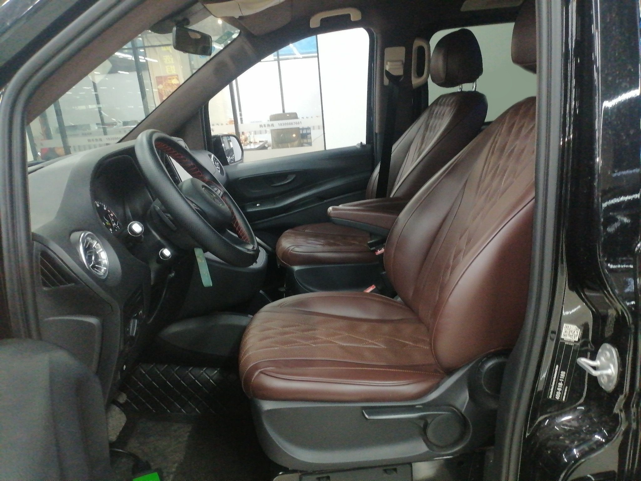 المقاعد الأمامية داخل السيارة