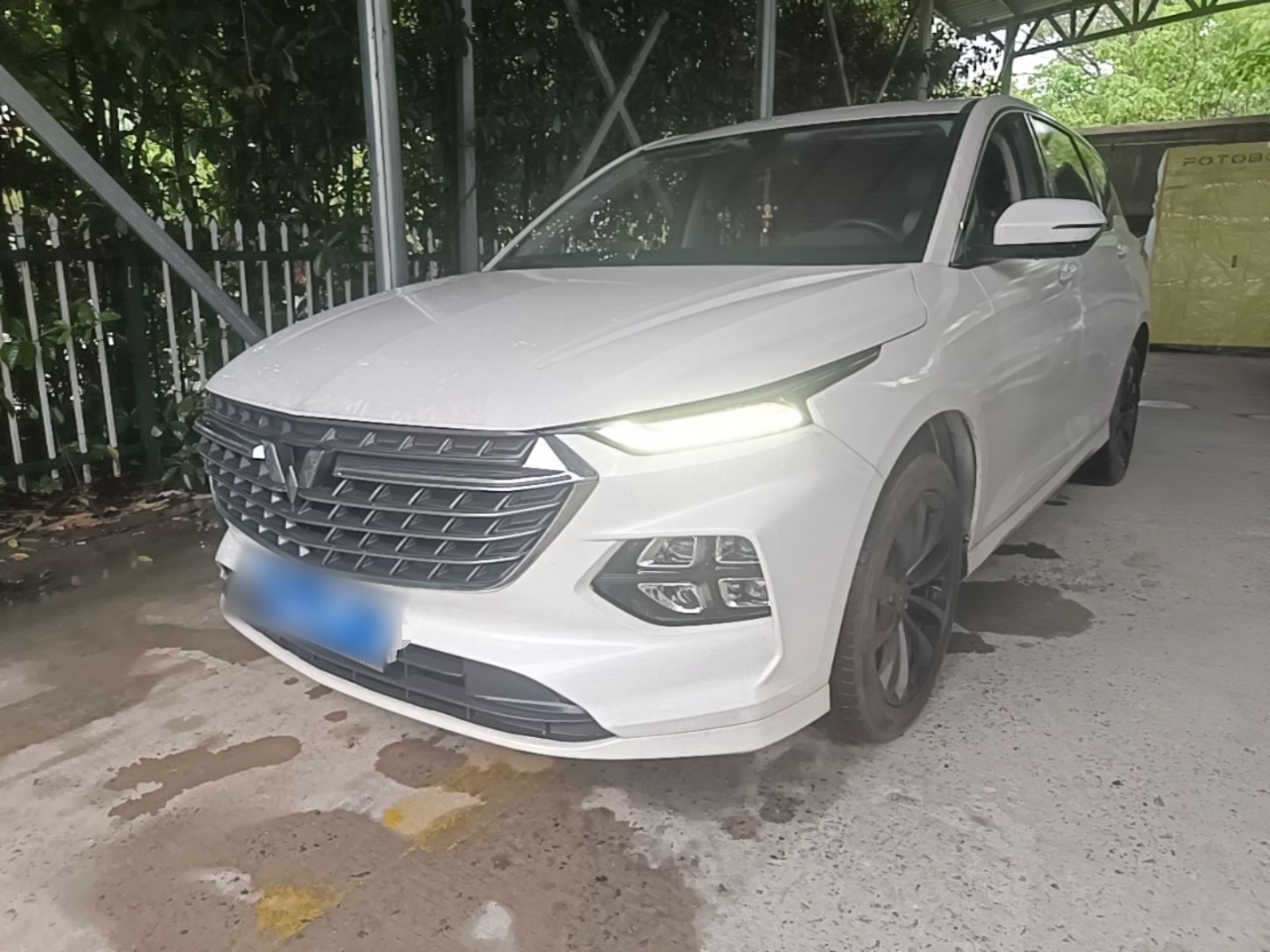 Под передней частью автомобиля