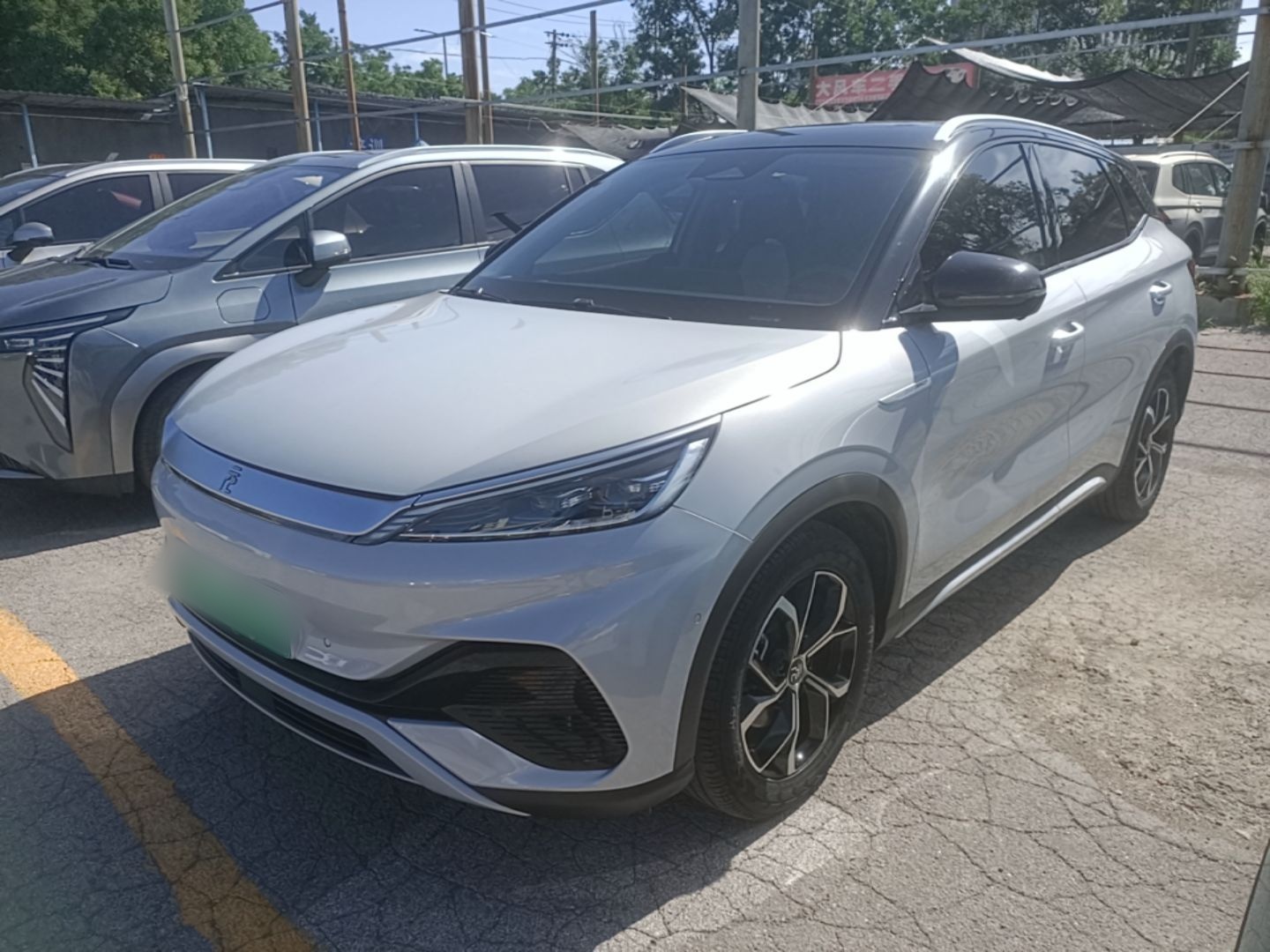 Под передней частью автомобиля