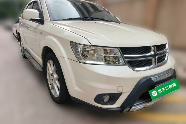 Used Dodge Journey 2013 2.4L Two-Wheel Drive Luxury Version Front Right 45 Deg