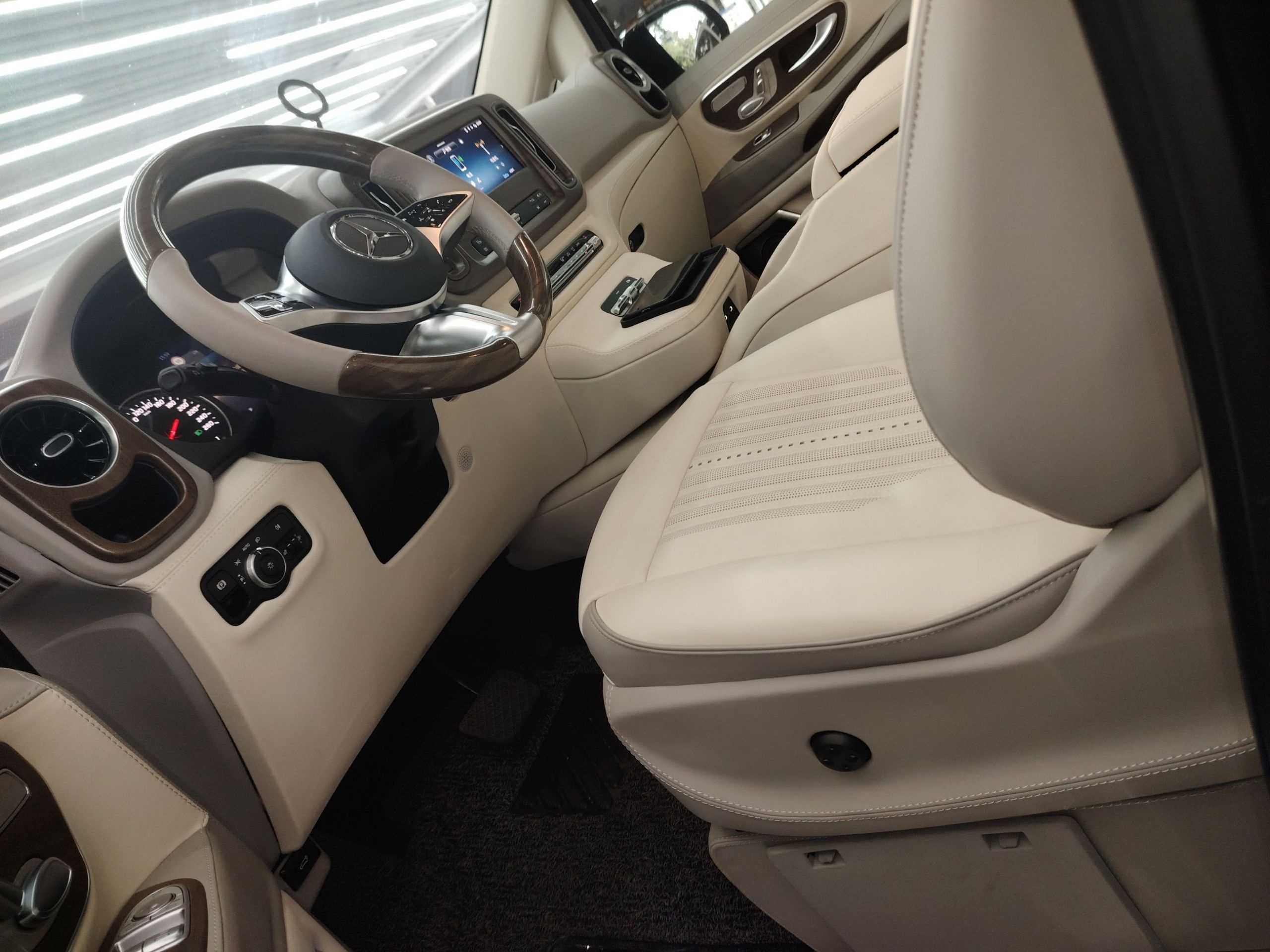 Переднее сиденье в автомобиле