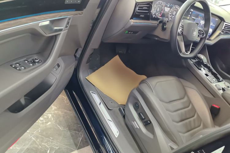 Used Volkswagen Touareg 2021 3.0 TSI Luxury Edition Black Diamond Sport Package Driver Seat