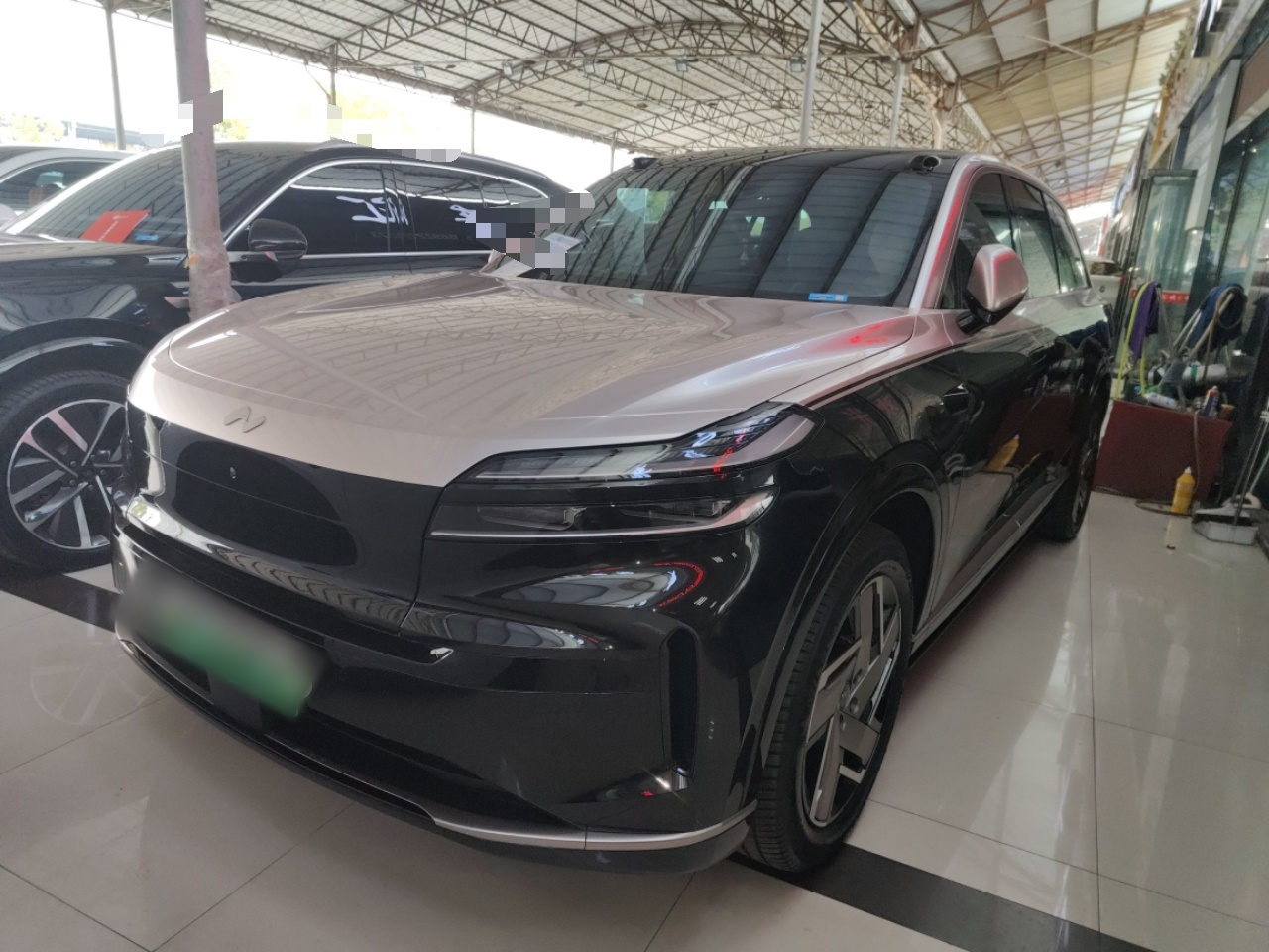 تحت مقدمة السيارة