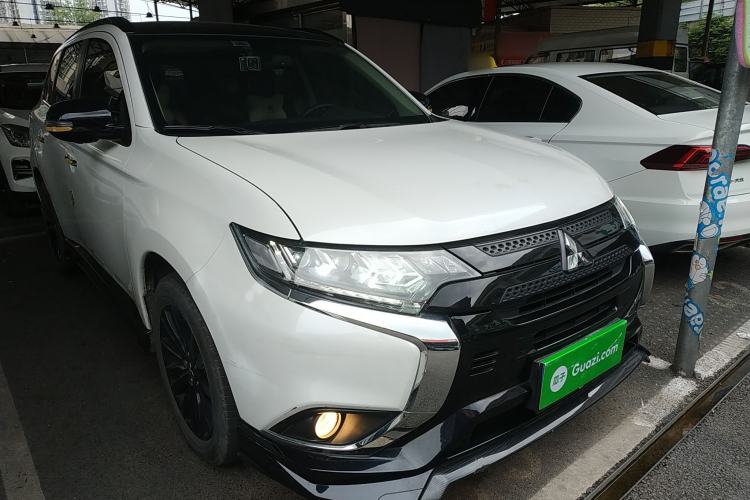 Used Mitsubishi Outlander 2021 2.4L 4x4 DynaDrive Edition 5 Seats Front Right 45 Deg
