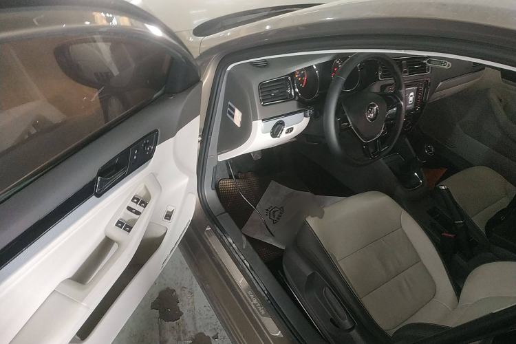 Used Volkswagen Sagitar 2015 1.6L Manual Comfort Model