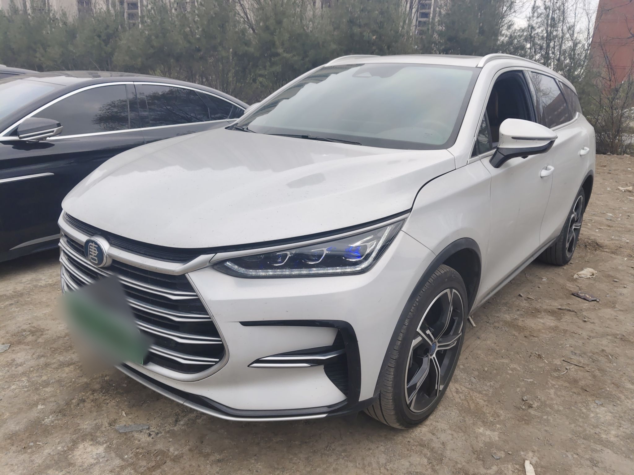 Под передней частью автомобиля