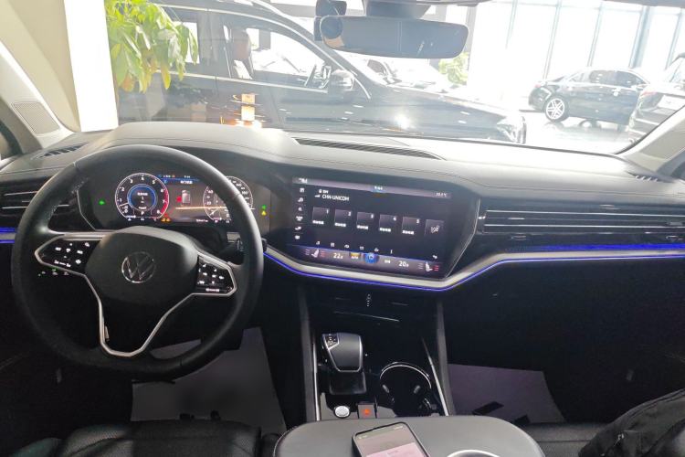 Used Volkswagen Touareg 2021 3.0 TSI Luxury Edition Black Diamond Sport Package Center Console