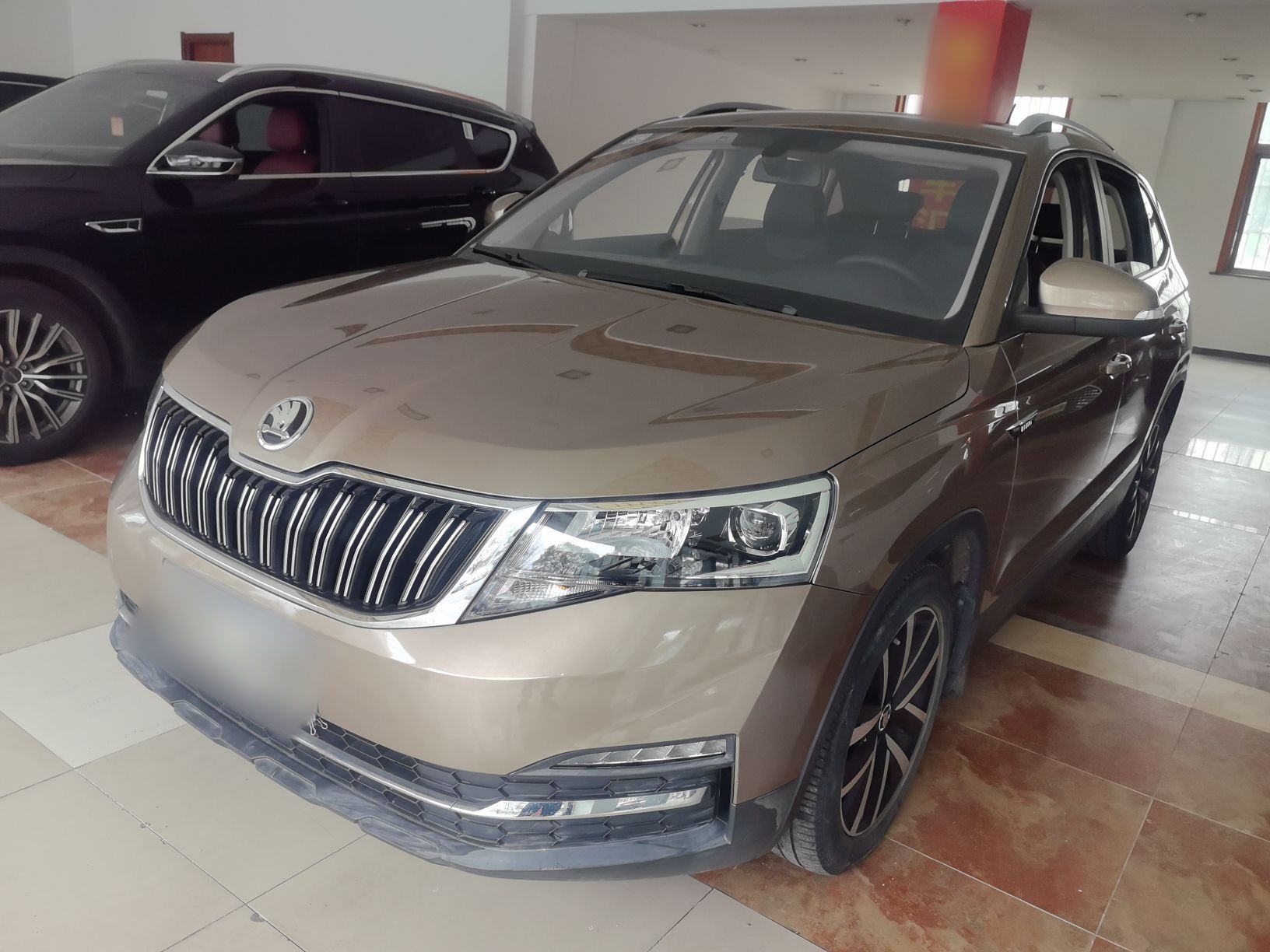 Под передней частью автомобиля