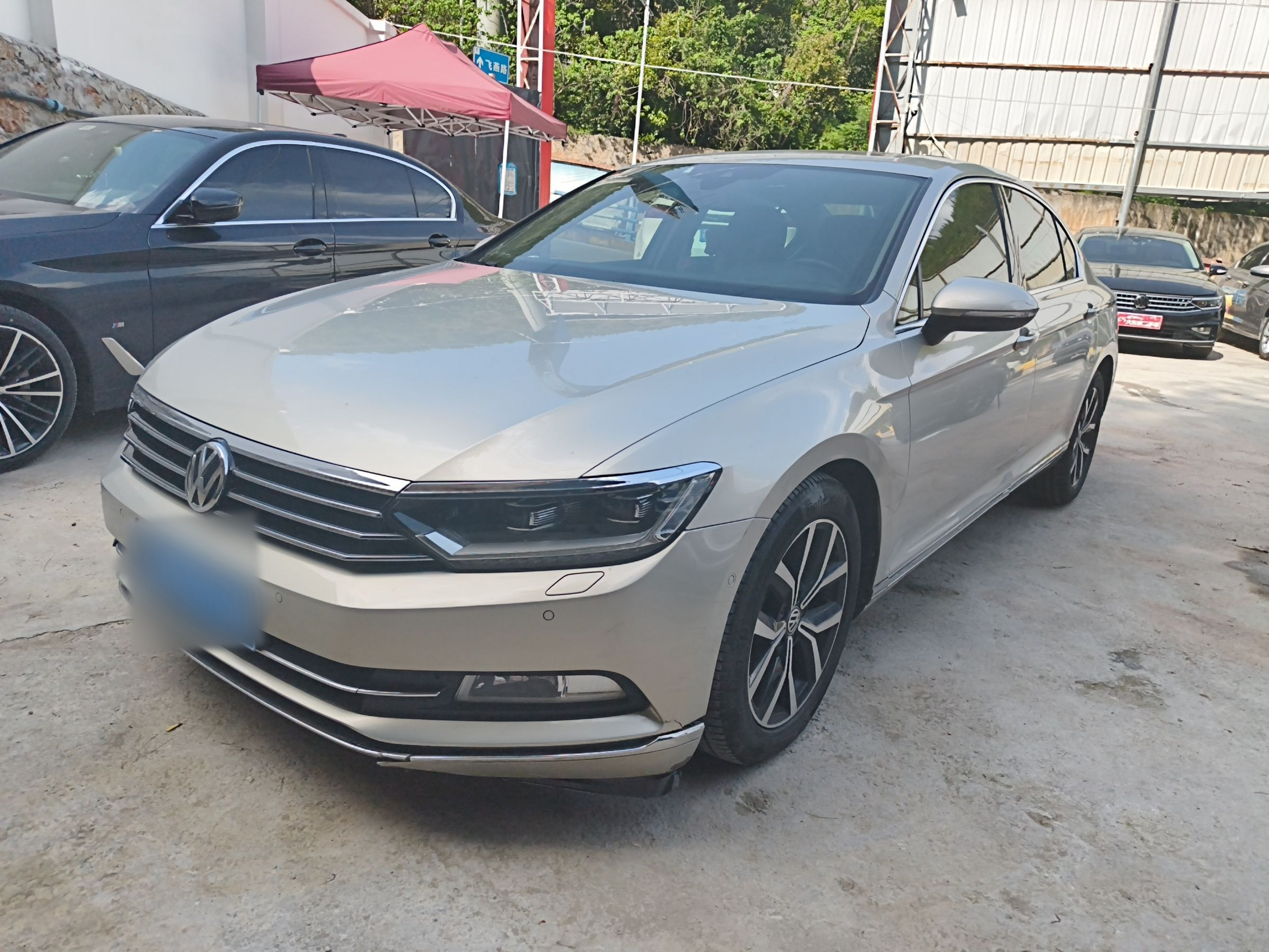 Под передней частью автомобиля