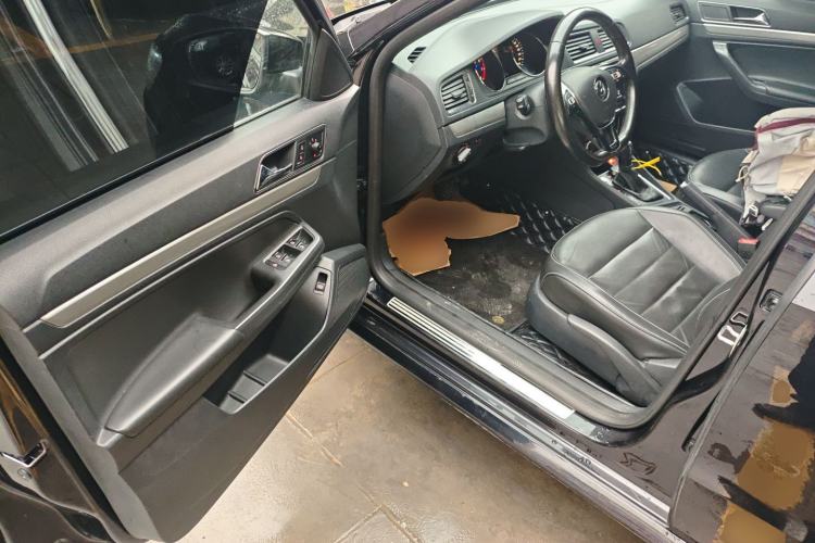 Used Volkswagen Lavida 2017 1.6L Automatic Comfort Edition
