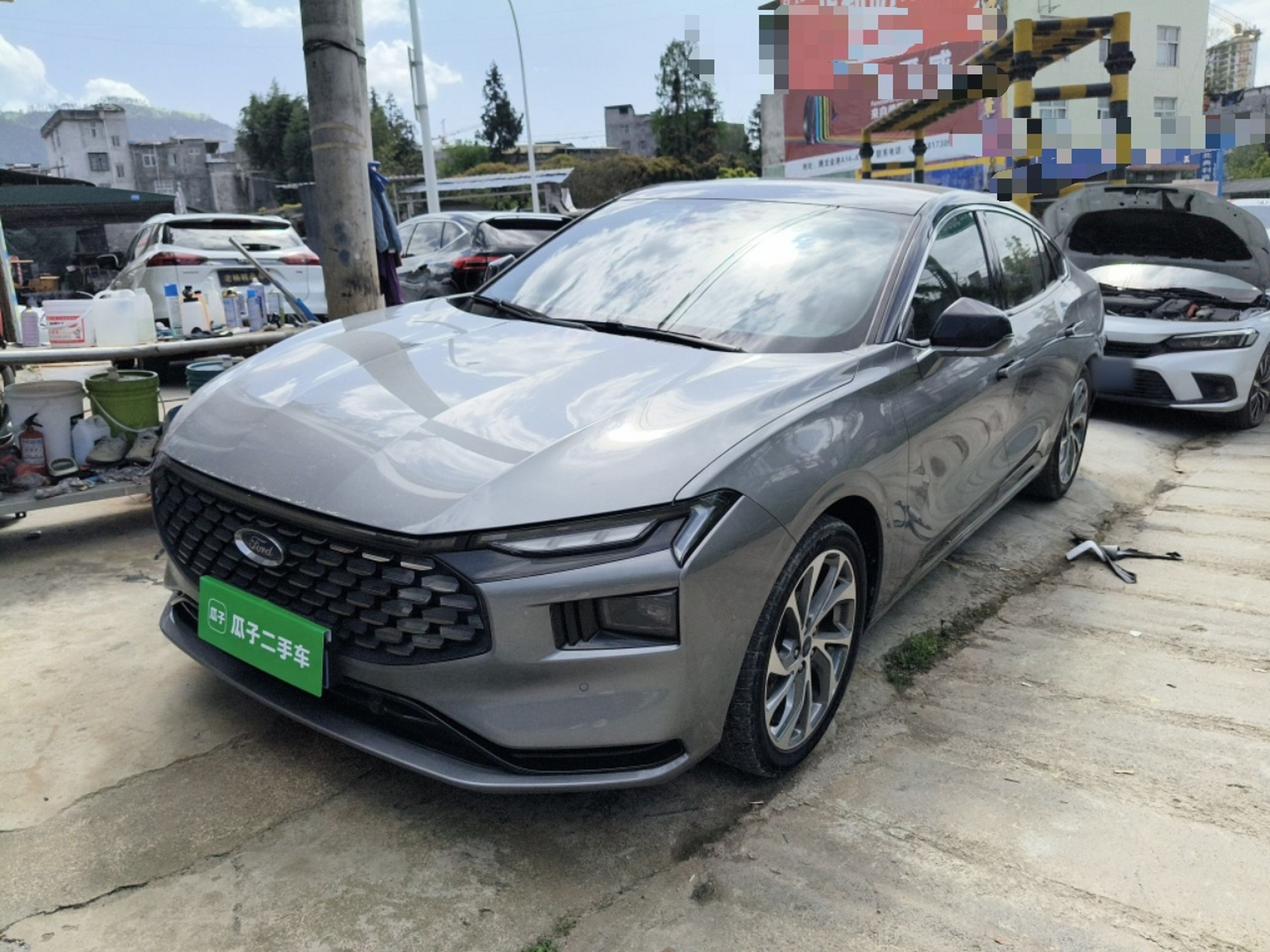 تحت مقدمة السيارة