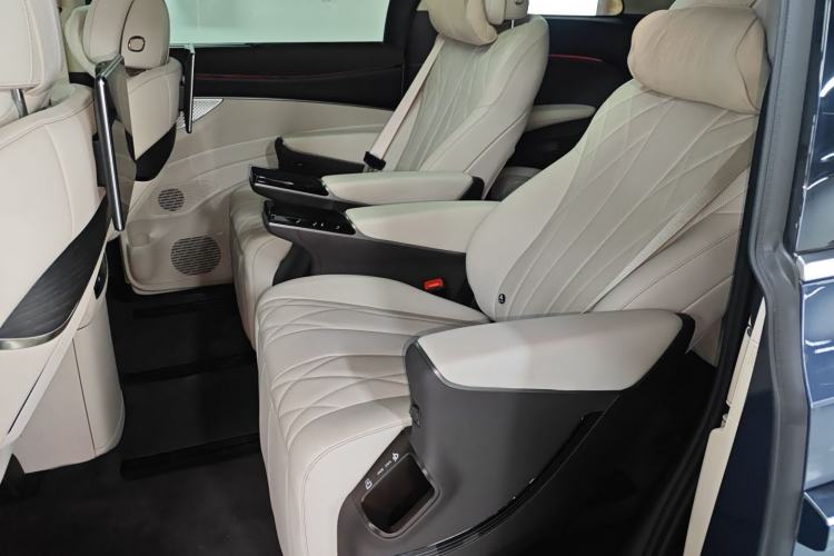 Used Denza D9 2025 DM-i Intelligent Drive 1020 Four-Wheel Drive Flagship Model
